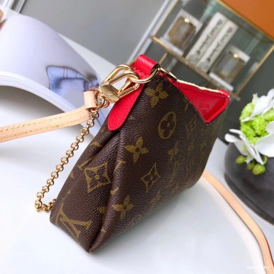 CHANELUTCH Vuitton Louis PALLAS 0114